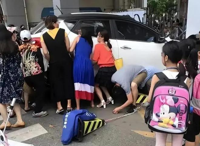 回顾：武汉一小学生被老师撞死母亲愤而跳楼背后原因令人心悸(图2)
