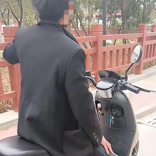 福建男子捡到包包后失主说有900元救命钱他捡到时没有那么多(图1)
